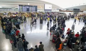 Largas colas de viajeros en la terminal del aeropuerto de Bilbao en la segunda jornada de huelga en Iberia, a 6/1/2023