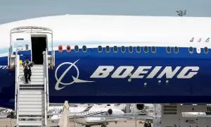 Logotipo de Boeing en un avión modelo 777-9 en Salón Aeronáutico Internacional de París, Francia, a 18 de junio de 2023.