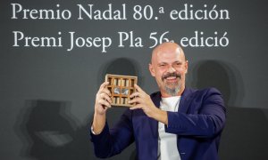 César Pérez Gellida recoge el Premio Nadal de literatura durante la ceremonia de entrega de los Premios Nadal y Josep Pla, en el Hotel Palace, a 6/1/2024, en Barcelona
