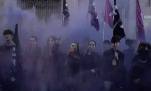 Varias personas protestan durante una concentración por la huelga estudiantil, en la plaza Universitat, a 14 de diciembre de 2023, en Barcelona, Catalunya (España).