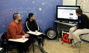 Alumnes d'una autoescola practiquen amb un test online en català