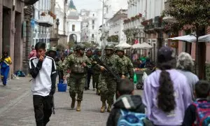 Soldados ecuatorianos patrullan por una calle en Quito. a 9 de enero de 2024.
