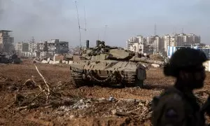 10/01/24-Un soldado israelí observa desde un tanque mientras los soldados israelíes operan, en medio del conflicto en curso entre Israel y Palestina, en Gaza, el 8 de enero de 2024.