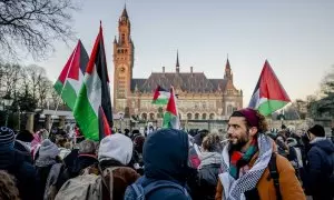 Activistas palestinos se manifiestan antes de la audiencia ante la Corte Internacional de Justicia (CIJ) este jueves.