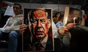 Un cartel del primer ministro de Israel, Benjamín Netanyahu, durante una protesta en El Cairo contra los ataques en Gaza.