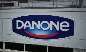 Imagen de archivo del logo de Danone sobre la fachada de una fábrica en Ferrieres-en-Bray, norte de Francia, el 29 de marzo de 2023.