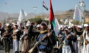 Un grupo de combatientes marchan durante un desfile militar en apoyo de los palestinos en Gaza, a 2 de diciembre de 2023.