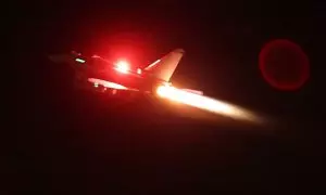 Un avión RAF Typhoon en el momento de despegar de la base de la RAF en Akrotiri, Chipre, para unirse a la coalición que ha atacado objetivos militares en Yemen, a 11 de enero de 2024
