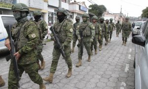 Varios militares ecuatorianos patrullan la ciudad de Quito, en Ecuador, a 9/1/2024