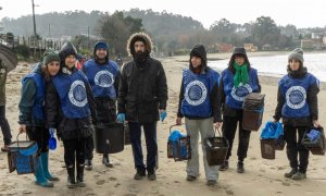 A la izquierda, Tania Prego y María Sieria, fundadoras de Noia Limpa, junto a otros voluntarios durante la jornada de limpieza en la playa de Boa, en el concello de Noia (A Coruña), este pasado sábado