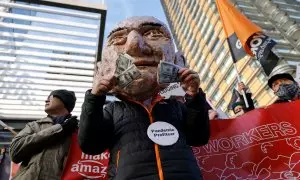 Una máscara que representa a Jeff Bezos, en una protesta frente a la sede de Amazon en el centro de Londres, a 26 de noviembre de 2021.
