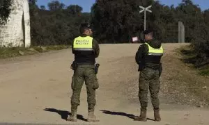 Dos militares acordonan el lugar de la base de Cerro Muriano (Córdoba) donde murieron dos soldados, a 21 de diciembre de 2023.