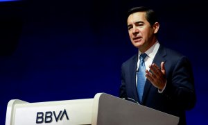 El presidente de BBVA, Carlos Torres, durante la junta de accionistas del banco, en el Palacio Euskalduna de Bilbao, en marzo de 2023. REUTERS/Vincent West