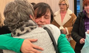 Vanessa Mendoza Cortés rebent una abraçada després de conèixer la sentència sobre el seu cas
