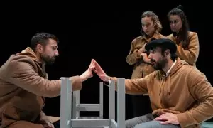 Una escena de la obra teatral 'Altsasu', que se representa en el Teatro de la Abadía de Madrid.