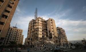 Una edificio residencial completamente destruido en el campo de refugiados de Al Nuseirat, en Gaza, tras los bombardeos israelíes este 18 de enero de 2024.