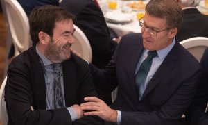 El presidente del CGPJ, Vicente Guilarte, y el presidente del Partido Popular, Alberto Núñez Feijóo, durante un desayuno el 15 de enero de 2024, en Madrid.