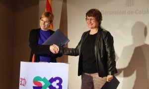 La presidenta de 3Cat, Rosa Romà, i la consellera d'Educació, Anna Simó, formalitzen l'acord per impulsar una plataforma de continguts educatius en català