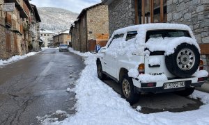 Gruixos de neu acumulats en un vehicle aparcat a un carrer de Setcases