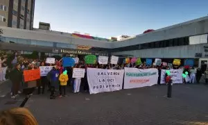 Sanitarios y vecinos protestan por el cierre de facto de la UCI Pediátrica del Hospital Universitario La Paz, en Madrid