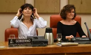 La ministra de Igualdad, Ana Redondo (i) y la diputada del PSOE y exvicepresidenta primera del Gobierno Carmen Calvo (d), durante la Comisión de Igualdad, en el Congreso de los Diputados, a 25 de enero de 2024, en Madrid (España).