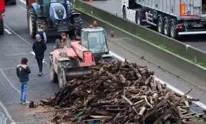 Los agricultores franceses apilan madera en la autopista A4 para bloquear los accesos a París.