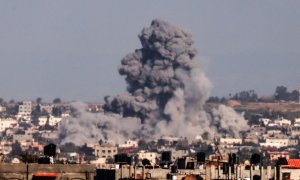 Imagen tomada desde Rafah, al sur de la Franja de Gaza, en la que el humo se eleva sobre los edificios en Jan Yunis, tras un bombardeo israelí el 1 de febrero de 2024.