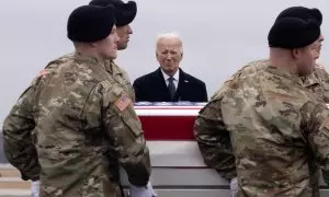 El presidente de EEUU, Joe Biden, recibe los cuerpos de los tres militares estadounidenses fallecidos en Jordania.