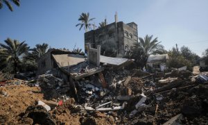 3/2/24 - La casa destruida de la familia Abu Naseir tras un ataque aéreo israelí en Deir Al Balah, en el sur de la Franja de Gaza, el 3 de febrero de 2024. Tres miembros de la familia Abu Naseir murieron, nueve resultaron heridos y cinco permanecen enterr