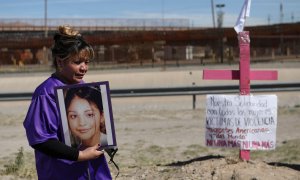 Susana Montes muestra una fotografía de su hija María Guadalupe Pérez Montes, víctima de desaparición, trata y feminicidio, en Ciudad Juárez, México
