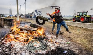 gricultores belgas y de los países bajos queman ruedas y madera mientras bloquean el cruce de frontera en Hazeldonk entre Países Bajos y Bélgica.