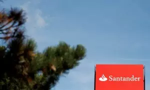 El logo del Banco Santander en sus oficinas en la localidad británica de Milton Keynes, al noroeste de Londres. REUTERS/Andrew Boyers