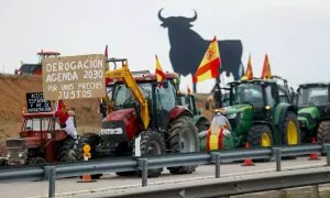 Vista de la concentración de tractores en la A4 a la altura de Madridejos (Toledo), a 6 de febrero de 2024.