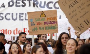 Cientos de estudiantes hacen huelga general y se manifiestan por la salud mental y en contra de la destrucción de la educación pública por la capital, a 27 de octubre de 2022 en Málaga (Andalucía, España).