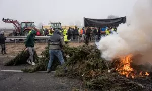 Cientos de agricultores y ganaderos catalanes  bloquean el acceso a la A-2 en La Fondarella con sus tractores.