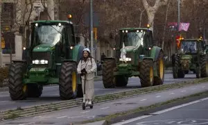 Decenas de agricultores con sus tractores transitan por las calles de Barcelona continúan esta mañana en la Ciudad y se dirigen al Parlament.