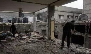 Ciudadanos palestinos observan los daños tras un ataque aéreo israelí contra el campo de refugiados de Rafah, en el sur de la Franja de Gaza, el 9 de febrero de 2024.