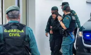 Los detenidos llegan a los juzgados, a 12 de febrero de 2023, en Barbate, Cádiz, (Andalucía, España)