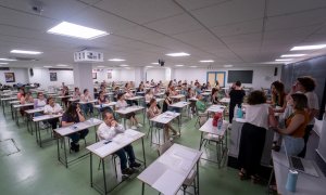Imagen de archivo de una de las aulas donde se realizan las oposiciones en Sevilla, a 18 de junio de 2023.