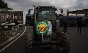 Un tractor durante una concentración en Mercabarna, a 13 de febrero de 2024, en Barcelona.