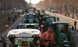 Los agricultores organizan una tractorada en el centro de Barcelona.