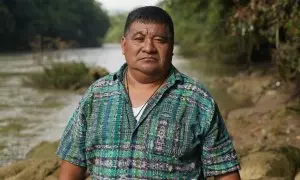 Bernardo Caal Xol posa junto al río sagrado Cahabón, afectado por un proyecto hidroeléctrico.