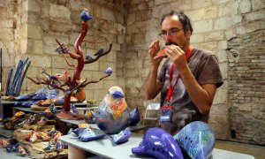 Pla  mitjà d'uns dels ceramistes tocant un instrument fet amb ceràmica en la 17a edició de Terrània, el Festival Internacional de Ceràmica, a Montblanc