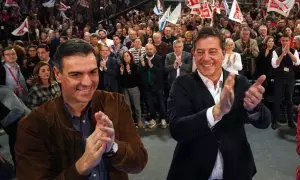 El secretario general del PSOE y presidente del Gobierno, Pedro Sánchez (i) y el candidato del PSdeG a la Presidencia de la Xunta, José Ramón Gómez Besteiro (d), durante el cierre de la campaña electoral del PSdeG-PSOE