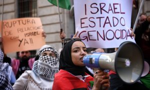 Varias personas durante la manifestación en apoyo a Palestina, el 17 de febrero de 2024, en Madrid (España).