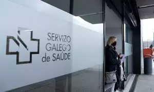 Una mujer sale con mascarilla del Hospital Álvaro Cunqueiro de Vigo, a 10 de enero de 2024, en Vigo.