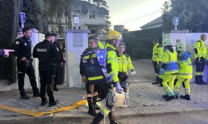 Equipo de Emergencias y Policía Nacional, en las inmediaciones de la residencia afectada en Aravaca (Madrid).