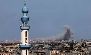 Esta fotografía tomada desde Rafah muestra un ataque sobre Jan Yunis, al sur de la Franja de Gaza, a 15 de febrero de 2024.
