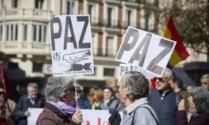 Varias personas marchan en una movilización por la Paz en Ucrania desde Plaza de Callao hasta el Ministerio de Asuntos Exteriores, a 25 de febrero de 2023, en Madrid (España).