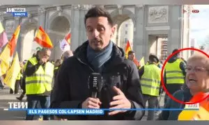 Una espontánea con bandera de España increpa a un reportero de TV3 en directo: "¡A Catalunya! ¡Fuera!"